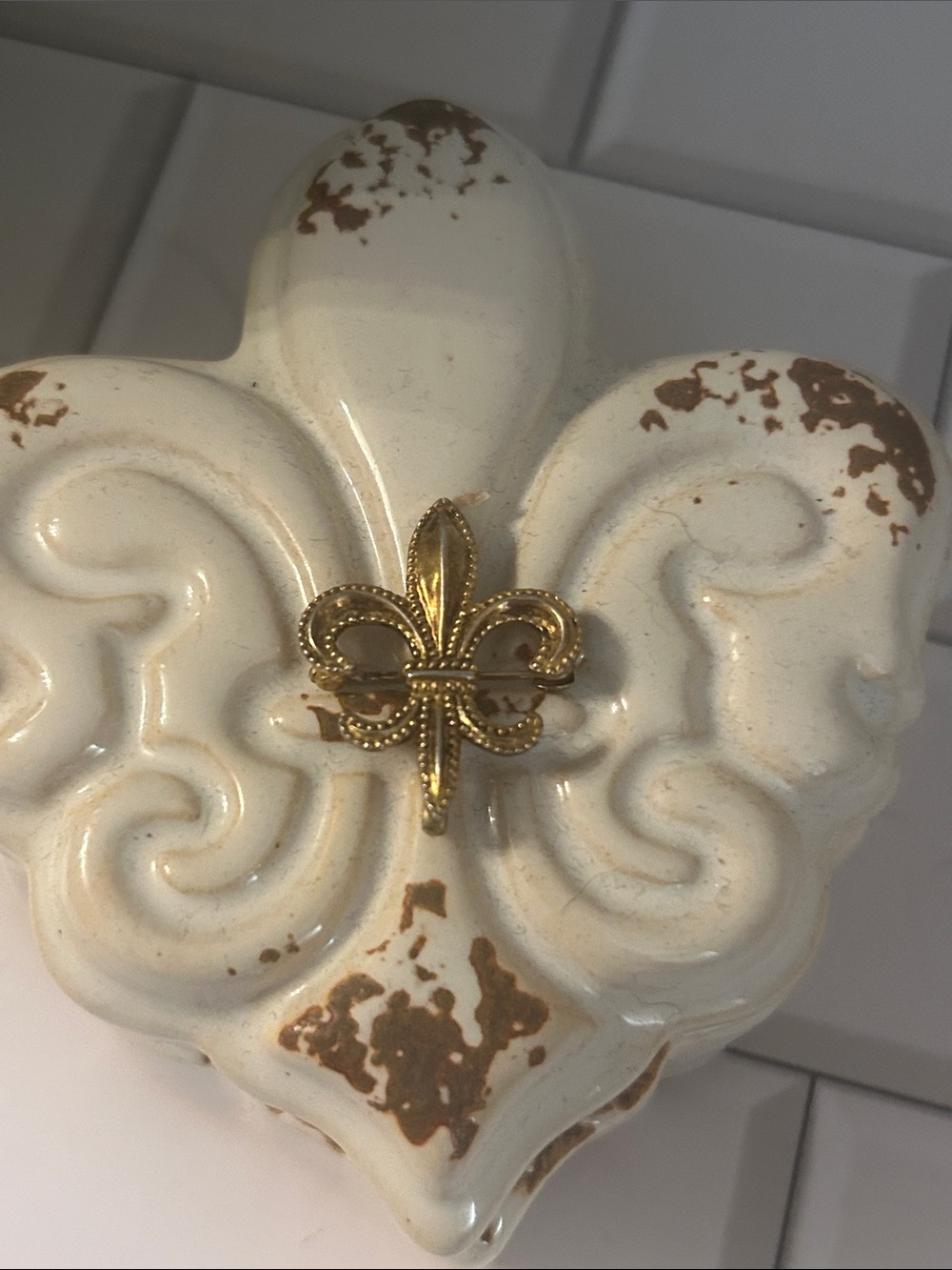 Neutral White Distressed Fleur-de-Lis Ceramic & vintage Fluer de Lis Brooch